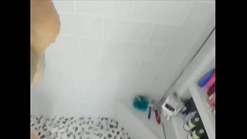 Дамочка принимает на вебку душ и напенивает большие сиськи