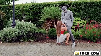 Статуя с большим членом ебёт девушку в парке