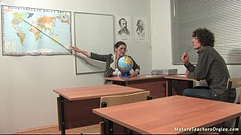 Русская учительница занялась сексом с учеником