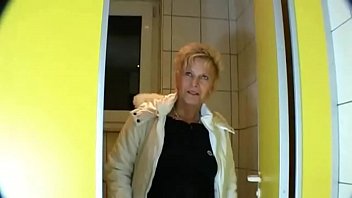 Зрелая женщина трахнулась с парнем в мужском туалете