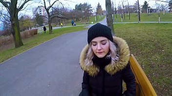Красивая девушка отсосала за деньги в парке