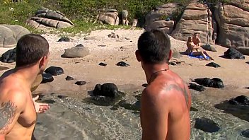 Три мужика  трахают шлюху в анал на пляже