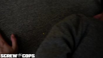 Секретное видео с задержанием и сексом офицером полиции
